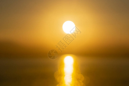 金銮湾金色抽象日落在水面上以浅小的足插画