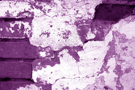 紫色调的旧又脏臭的砖墙纹理抽象的建筑背图片