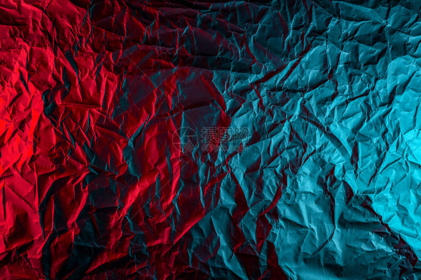 关闭红蓝工作室灯光下的黑面纸板的黑色底色colorred和Blue图片