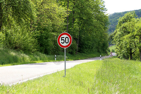 道路上的各种路标警告危险图片