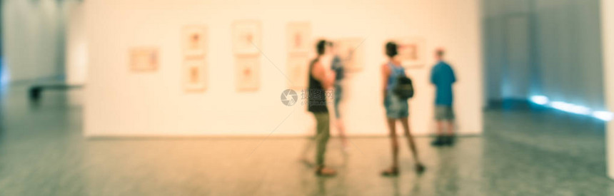 全景视图模糊了人们在美国参观艺术展的图像美术画廊抽象散焦模图片
