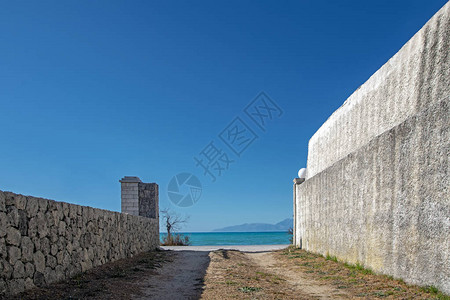 蓝天下白墙石栅和绿松石海的抽象透视场景白色和蓝色干净的建筑几何图片