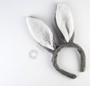 复活节狂欢趴白色背景的白耳朵野兔的毛发头巾花丽裙子插画