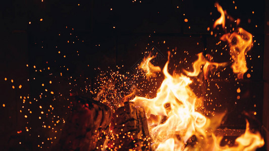 在壁炉中燃烧火柴和图片