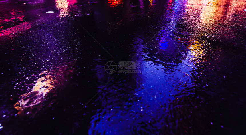 纽约市的照明和霓虹夜灯纽约市街道上霓虹灯的抽象形多重曝光和图片