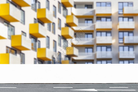 带有模糊背景的现代住宅建筑的白色空建筑围栏模型图片