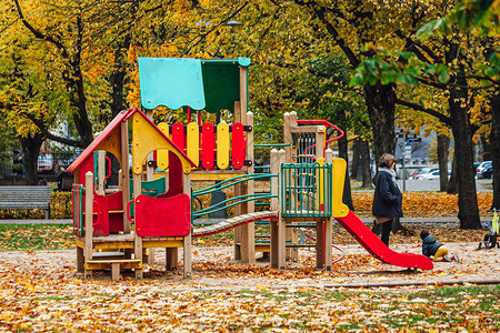 儿童在城市公园的游乐场母图片
