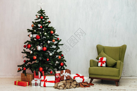 新年冬季圣诞树配有礼品图片