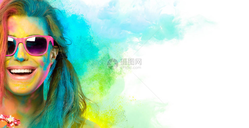 美丽快乐的年轻女子庆祝胡里节的色彩图片