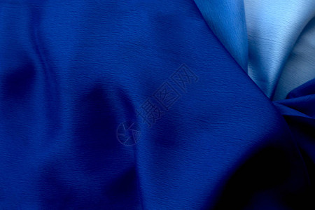 抽象的经典蓝色背景披着丝绸面料图片