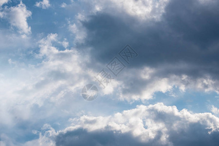 蓝天上的乌云蓝天上云彩的抽象背景图片