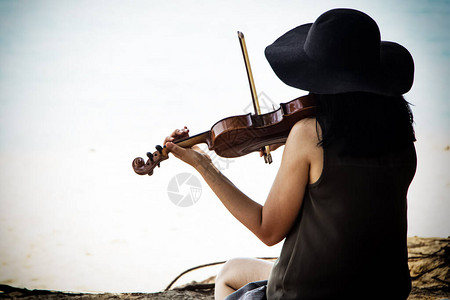 女人在上拉小提琴的抽象艺术设计背景图片