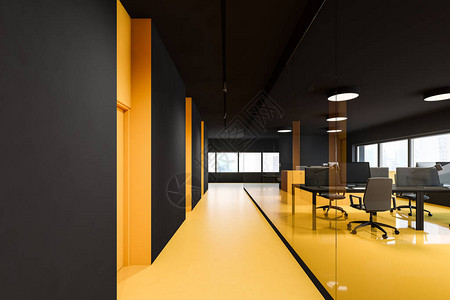 黑墙和玻璃墙明亮黄色楼层以及两边架有文件柜的电脑桌国际公司概念3dM图片