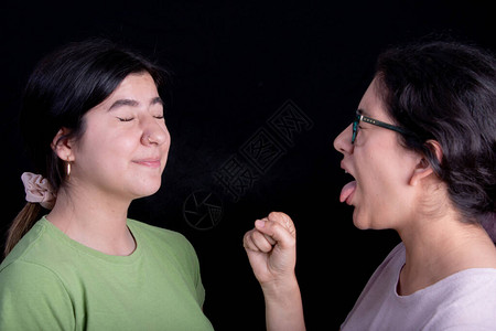 生病的女人咳打喷嚏在另图片