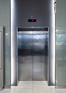 关闭的电梯门在大堂酒店里闪发光背景图片