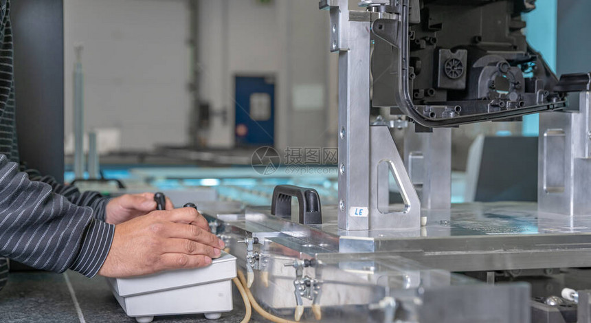 质量工程师控制用于汽车行业塑料铸件3D图片
