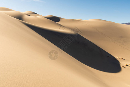 沙丘变成抽象和神奇的沙丘与光和阴影相伴沙丘的图片