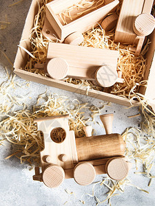 儿童木制玩具儿童木制火车与马车在木屑的盒子里天然木结构套图片