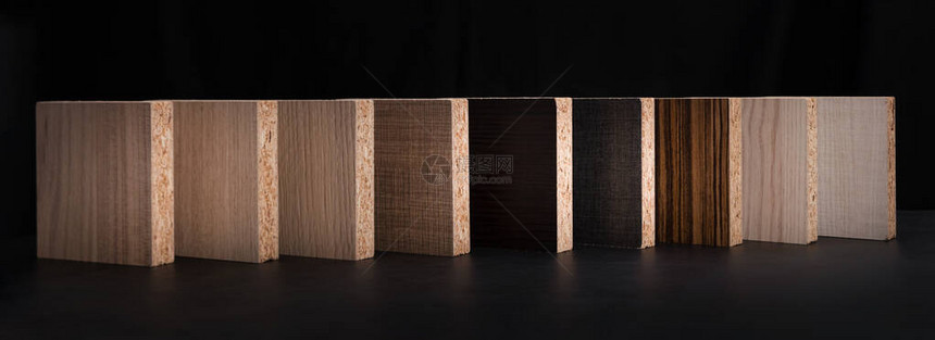 黑色背景的木质纹理花板压层家具材料图片
