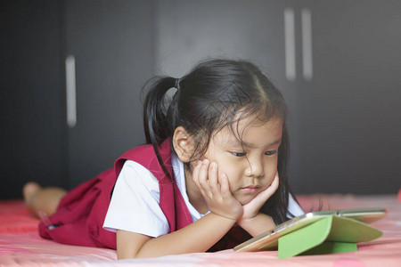 亚洲儿童可爱或小女孩学生穿着校服图片