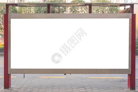 空白广告牌白屏海报广告牌的样机图像在具有城市景观背景的道路上的公图片