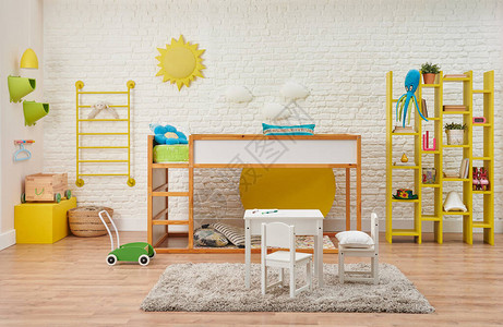 现代木制婴儿房儿童装饰楼梯和铺位桌子和儿童风格玩具白砖墙太阳图片