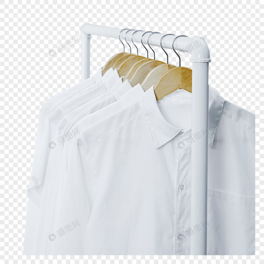 白色衣架上晾晒着的衬衫图片