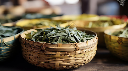 在竹筐中的新鲜茶叶图片