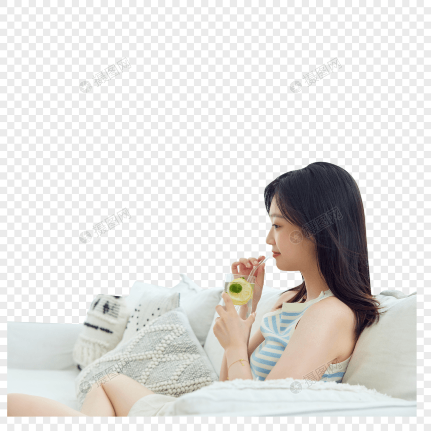 夏日周末休息的女性喝饮料图片
