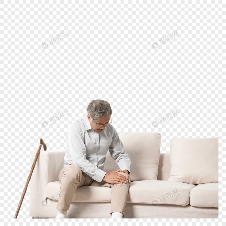 沙发上膝盖不适的老年人图片