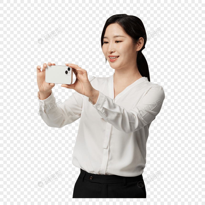 手拿手机拍照的商务女性图片