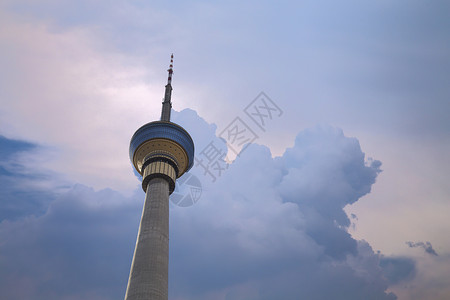 组织体系彩云上的中央电视塔背景