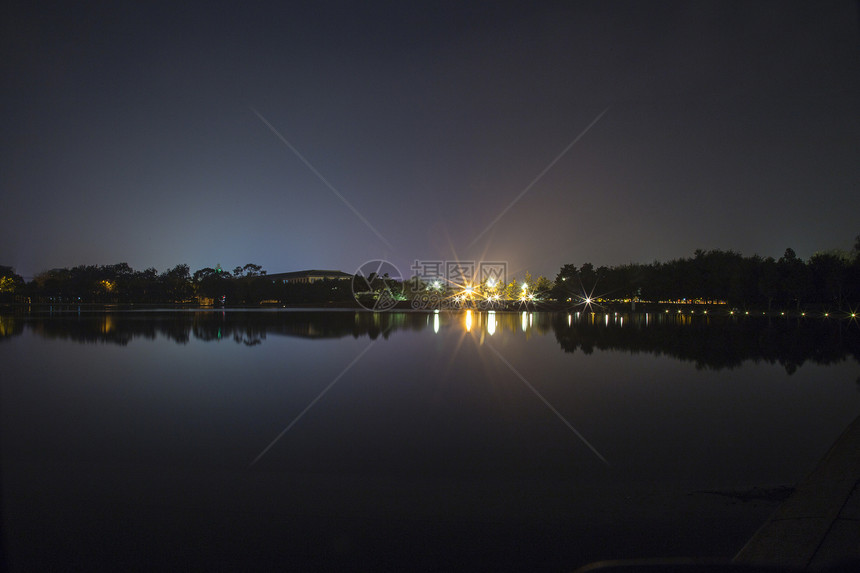 夜景湖水图片