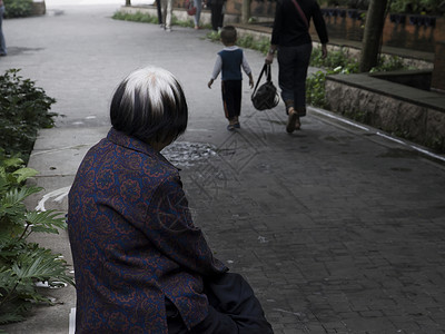 小孩搀扶老人独坐的老人背景