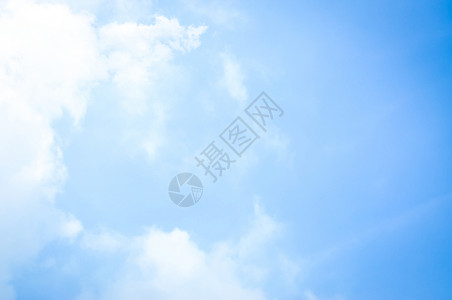 高嘌呤蓝天白云背景