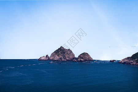 风景秀美纯净蓝天下的山海风光背景