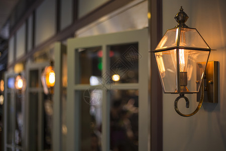 咖啡馆门口窗前的灯光背景