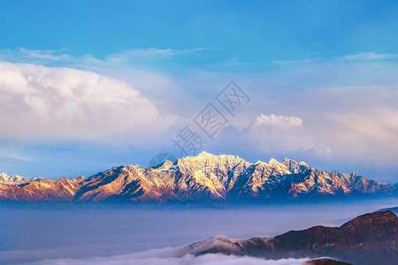 穷奇黄昏下断背山上空的火烧云背景