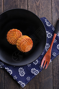 中秋传统食品月饼木板背景摆拍高清图片
