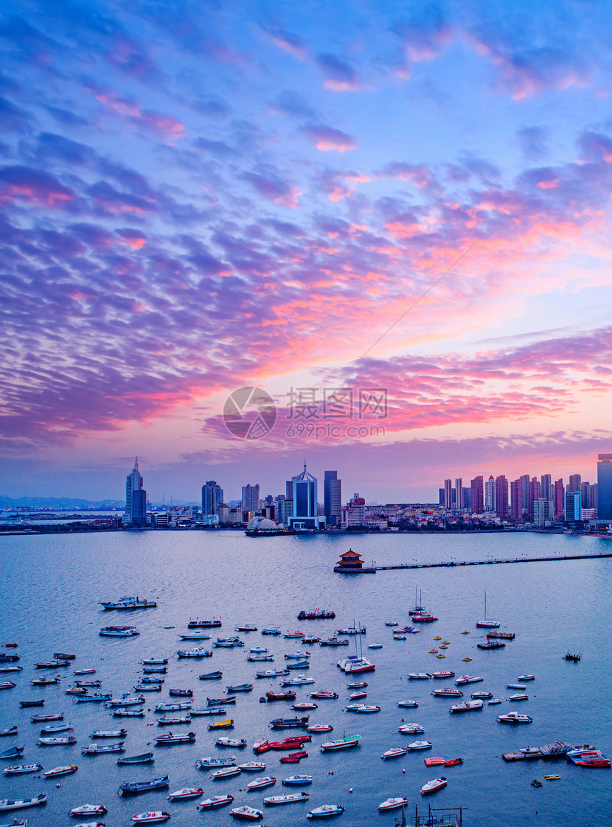 日落海湾妖媚的紫色云彩图片
