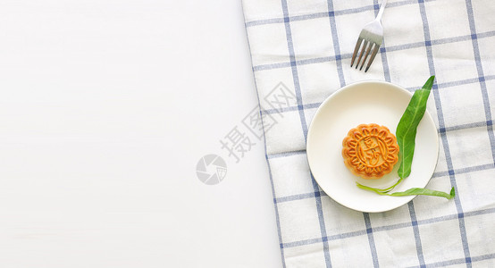 中秋节吃豆沙月饼图片