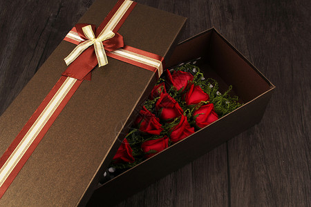 一束在礼物盒子里面的玫瑰花图片
