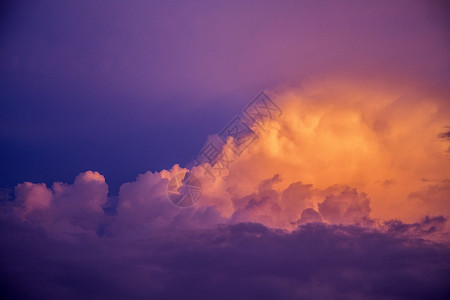 紫罗兰的云背景图片