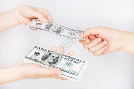 手握钞票双手商业交易美元背景