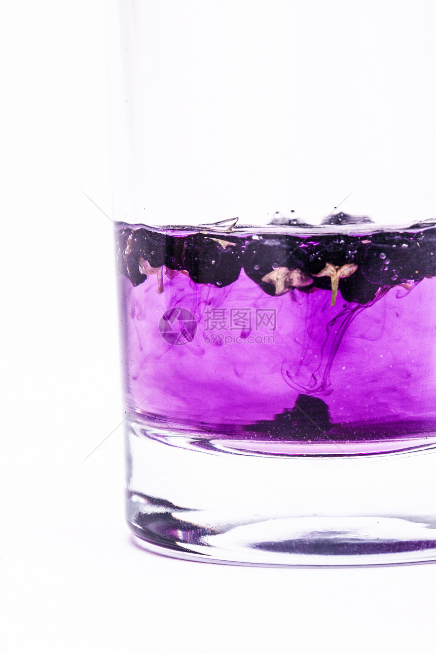 玻璃杯中紫色的饮料图片