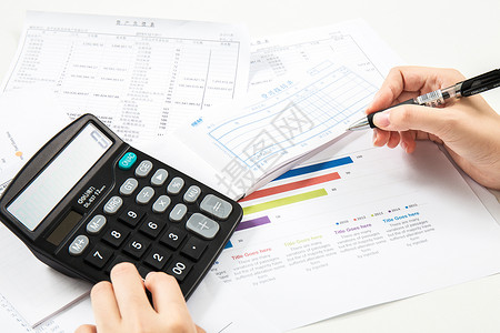 商务理财会计在桌上用计算机算账背景