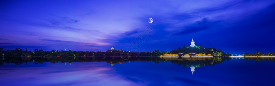 皎洁的月亮明月皎洁湖面如镜夜景宜人背景