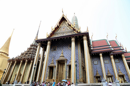 泰国大皇宫宏伟壮景 在阳光的照耀下显得金碧辉煌图片