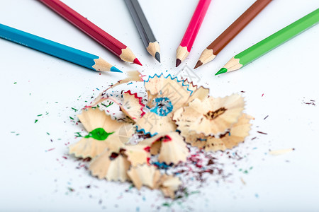 教育设计彩虹铅笔笔屑平铺创意拍摄图片