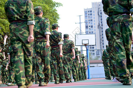 新学期军训今天，为了军训，我重返校园背景